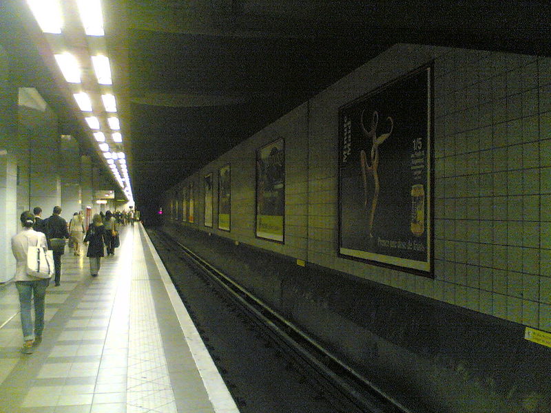 Soubor:Metro 1 La Defense Grande Arche.jpg