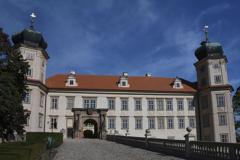 Soubor:Schloss Mníšek pod Brdy (Mnischek)-September-3-2018-Flickr.jpg