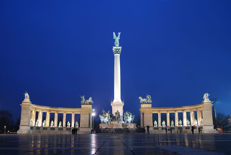 Soubor:The Millennium Monument in Heroes' Square, Budapest, Hungary.jpg