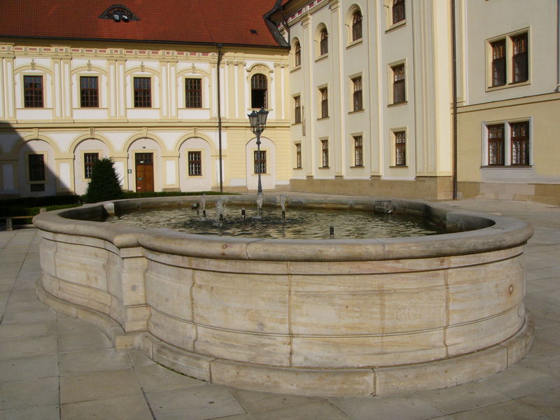 Soubor:Saturn Fountain in Olomouc.jpg