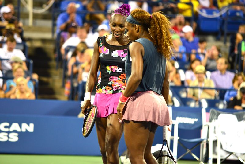 Soubor:Serena and Venus Williams (9630786583).jpg