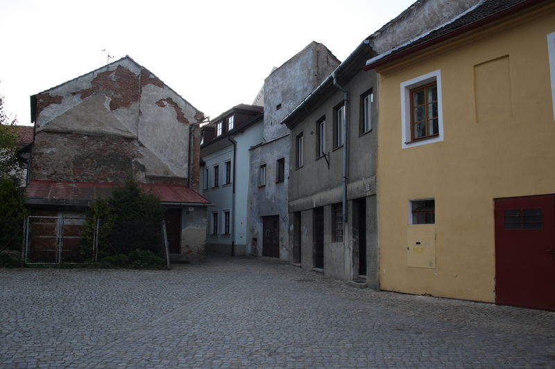 Soubor:Square embankments in jewish city in Třebíč, Czech Republic.jpg