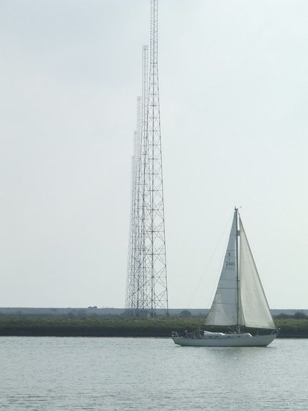 Soubor:Two types of masts - geograph.org.uk - 581045.jpg