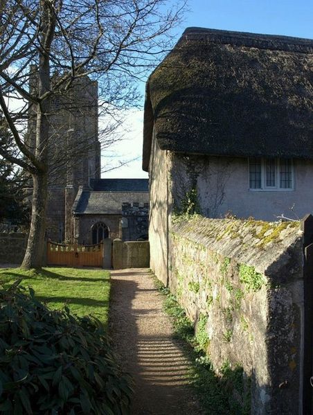 Soubor:Chagford, church and cottage - geograph.org.uk - 716982.jpg