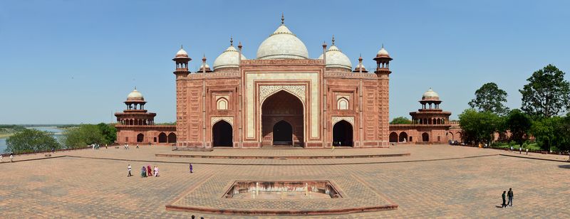 Soubor:Assembly Hall with Fountain - Western View - Taj Mahal Complex - Agra 2014-05-14 3904-3908 Compress.JPG