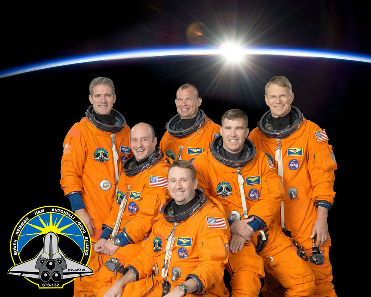 Soubor:STS-132 Official Crew Photo.jpg