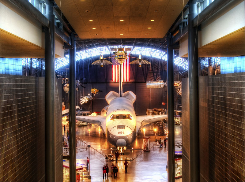 Soubor:The Shuttle in Spacedock.jpg