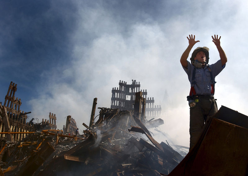 Soubor:WTC-Fireman requests 10 more colleagesa.jpg