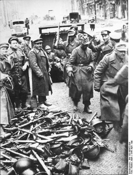 Soubor:Bundesarchiv Bild 183-W0422-004, Berlin, deutsche Soldaten bei Abgabe von Waffen.jpg