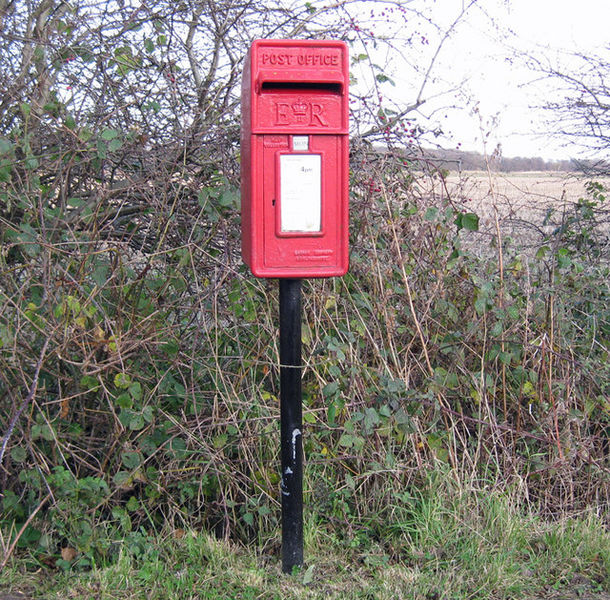 Soubor:E II R Postbox, Ferry Road, Barrow Haven - geograph.org.uk - 1062395.jpg