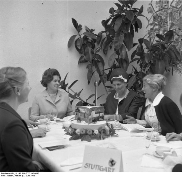 Soubor:Bundesarchiv B 145 Bild-F027102-0010, Bonn, Empfang Landesvertretung Baden-Württemberg.jpg