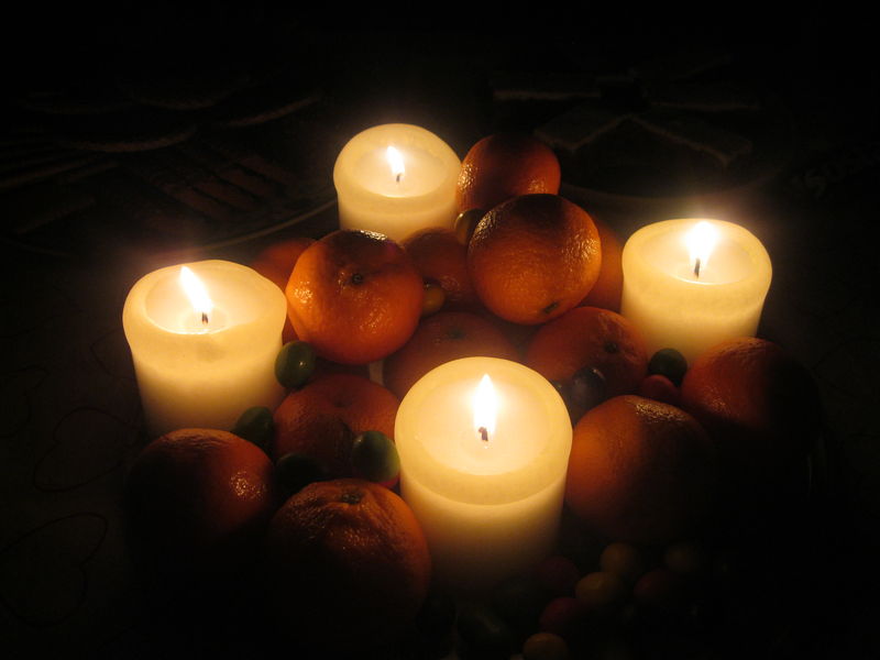 Soubor:Candle lighting a plate of oranges and smarties 1.JPG