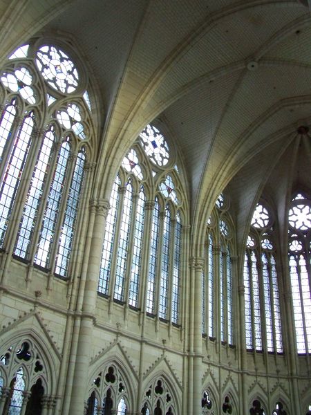 Soubor:Cathedrale d'Amiens - Grandes verrieres et voutes de la nef.jpg