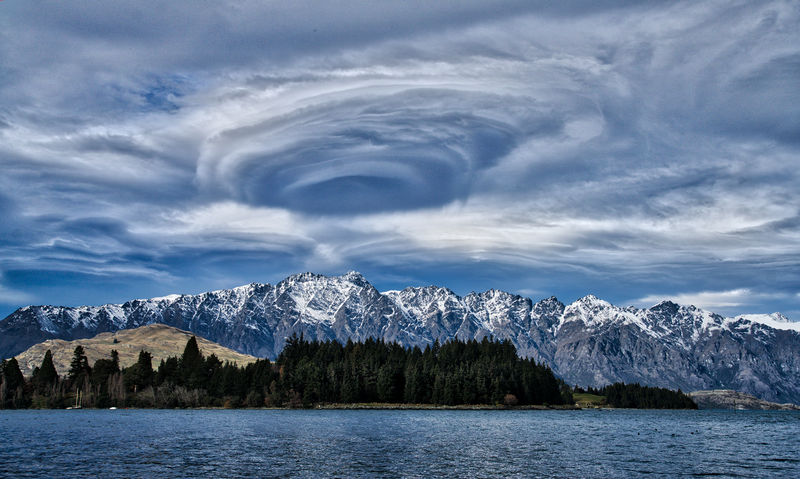 Soubor:Swirling Vortex Over Lake Wakatipu-TRFlickr.jpg