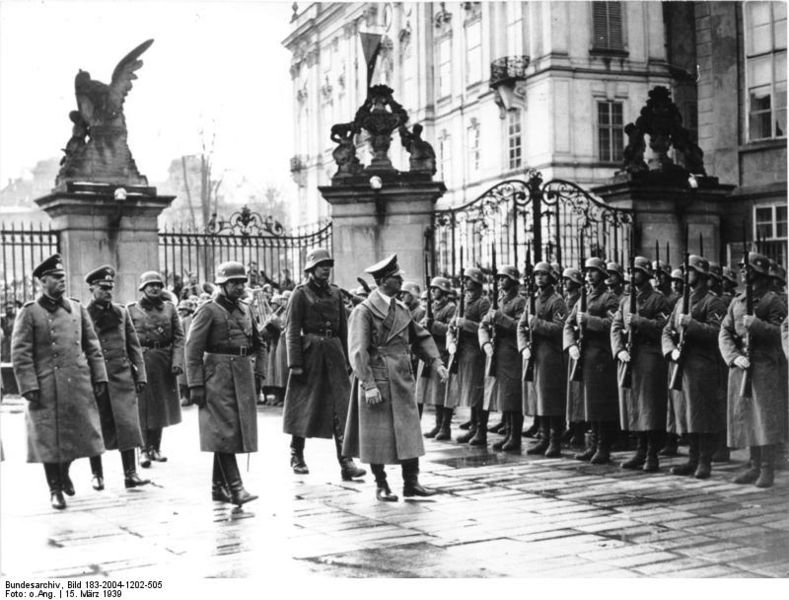 Soubor:Bundesarchiv Bild 183-2004-1202-505, Prag, Burg, Besuch Adolf Hitler.jpg
