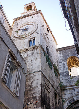 Zvonice s krásnými hodinami z 15. století.