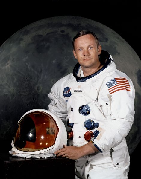 Soubor:Neil Armstrong pose.jpg