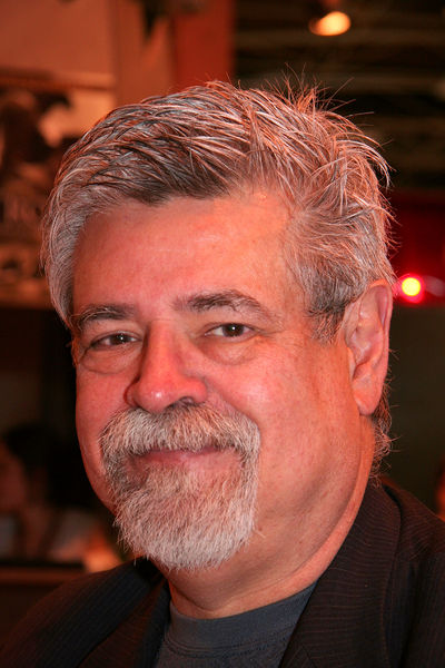 Soubor:Raymond Elias Feist 20080316 Salon du livre 1.jpg