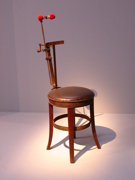 Soubor:Device to hold heads during Daguerreotype exposure.JPG