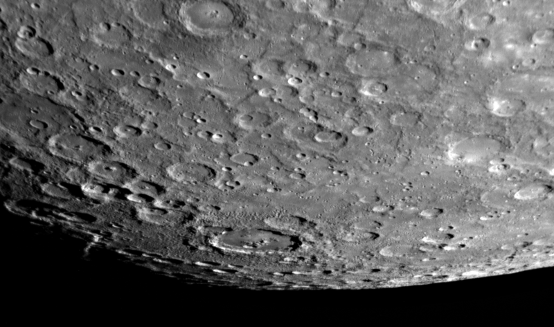 Soubor:MESSENGER looking Toward the South Pole of Mercury.png