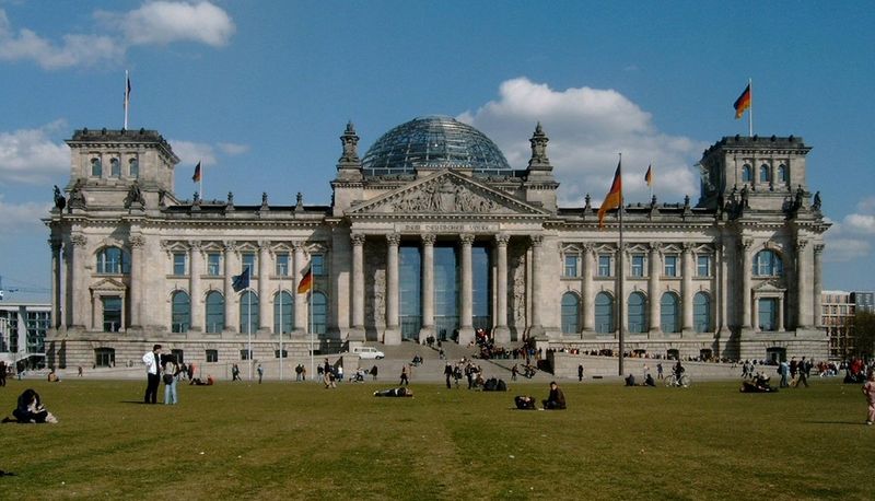Soubor:Reichstag mit Wiese.jpg
