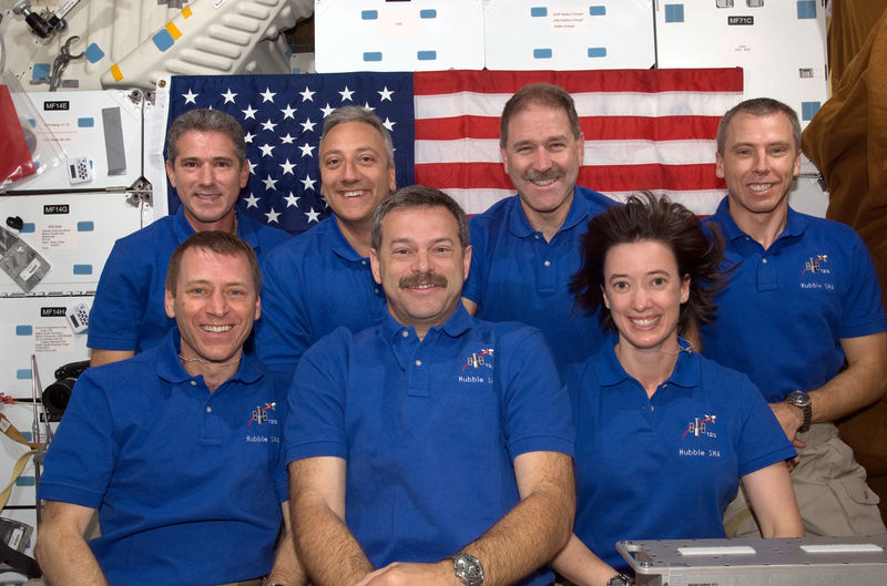 Soubor:STS-125 Official Mission Portrait.jpg