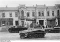 Bundesarchiv Bild 183-B12978, Charkow, Schützenpanzer und Sturmgeschütze in Straßen.jpg