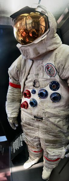 Soubor:Apollo 15 Space Suit David Scott.jpg