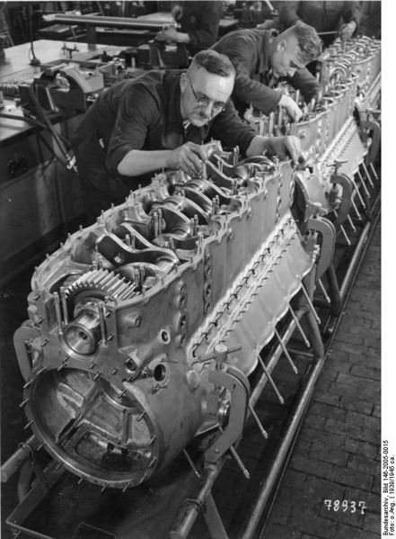 Soubor:Bundesarchiv Bild 146-2005-0015, Flugzeugbau, Arbeit an Flugmotoren.jpg