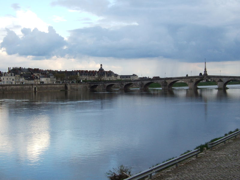 Soubor:Loire River Blois.jpg