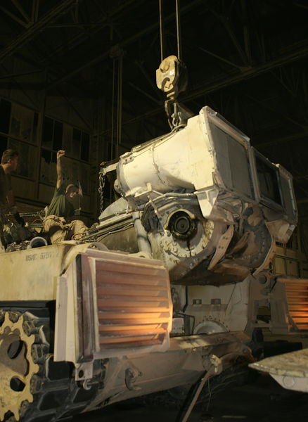 Soubor:M1 Abrams - change og turbine.jpg