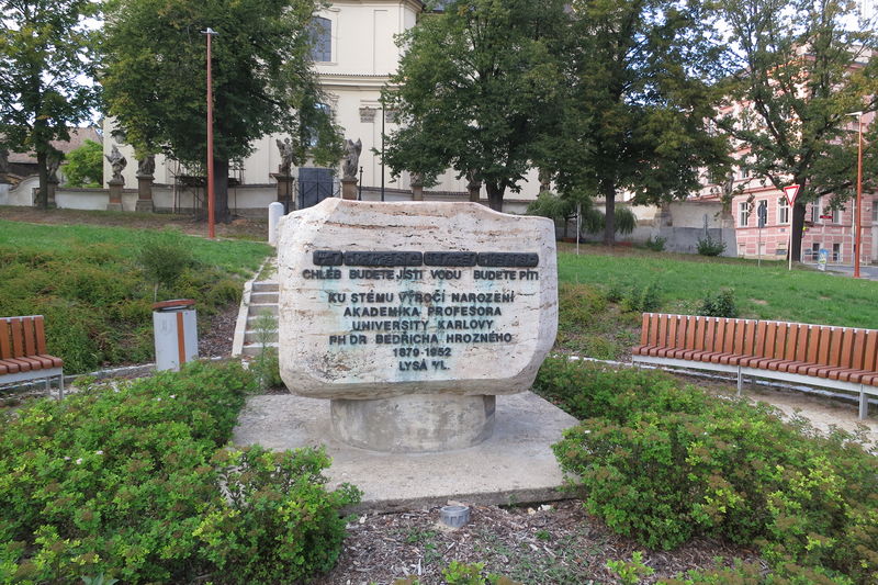 Soubor:Memorial of Bedřich Hrozný in Lysá nad Labem, Nymburk District.JPG
