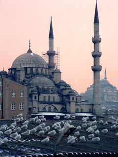 Západ slunce nad istanbulskými mešitami v zimě