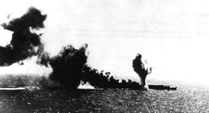 Šóhó zasažená torpédem během bitvy v Korálovém moři 7. května 1942