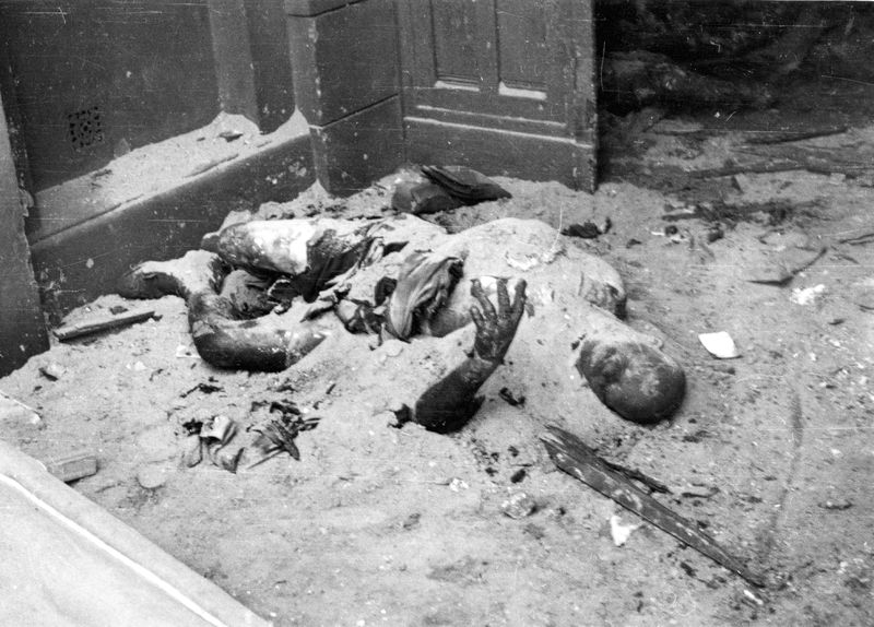 Soubor:Warsaw August 1944 -civilians burned by German Army.jpg