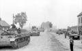 Bundesarchiv Bild 101I-292-1267-07A, Nordfrankreich, Panzer III und Schützenpanzer.jpg