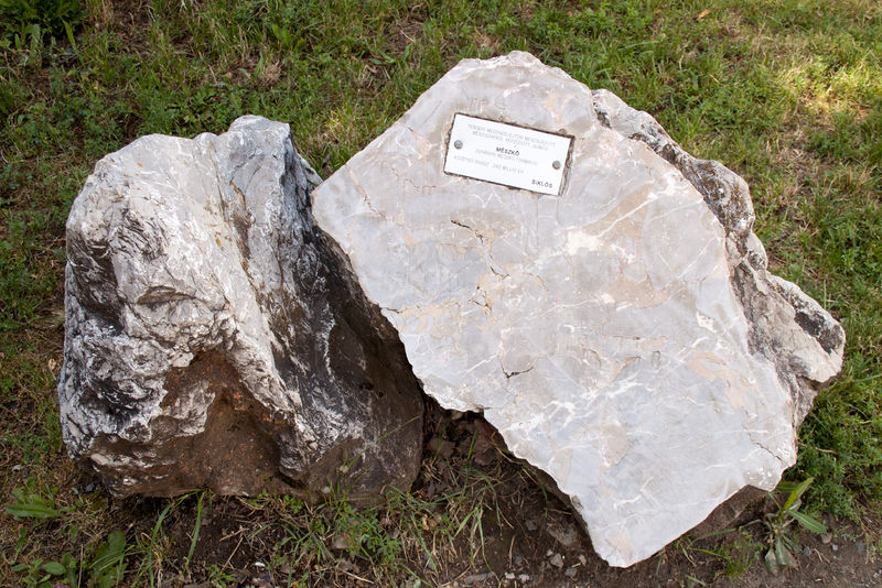 Soubor:Limestone, Siklós.jpg