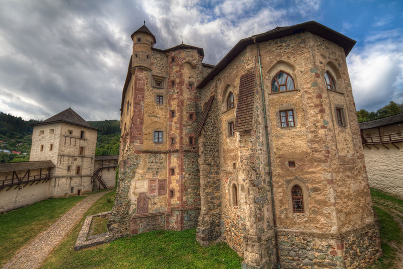 Soubor:Old Castle in Banska Stiavnica-theodevil.jpg