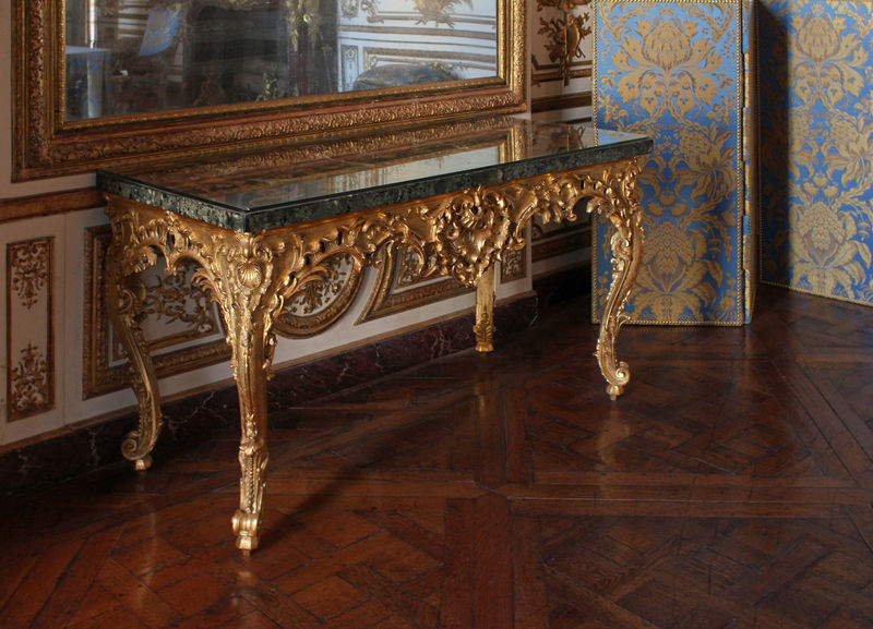 Soubor:Château de Versailles, cabinet du Conseil, table console rocaille, recouverte d’un plateau de marqueterie de marbre.jpg