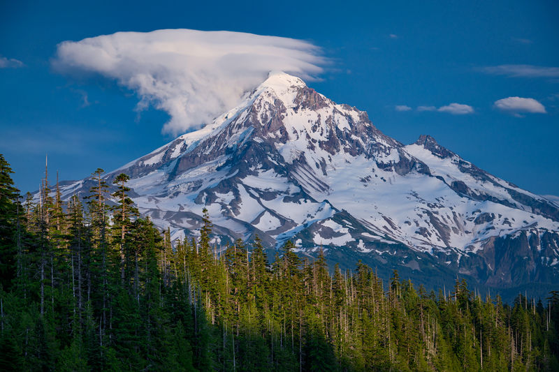 Soubor:Lenticular cloud above Mt. Hood as seen from Lost Lake, Mt. Hood National Forest, Cascade Mountains, Oregon.jpg