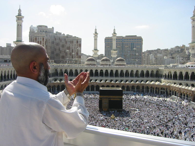 Soubor:Supplicating Pilgrim at Masjid Al Haram. Mecca, Saudi Arabia.jpg