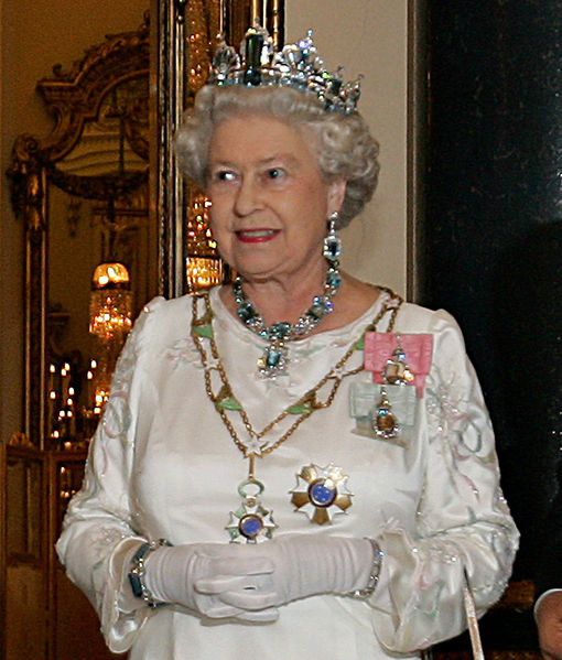 Soubor:Elizabeth II, Buckingham Palace, 07 Mar 2006 crop.jpeg