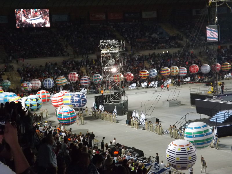 Soubor:Baloons representing the participant countries at the 2013 Maccabiah Games.JPG
