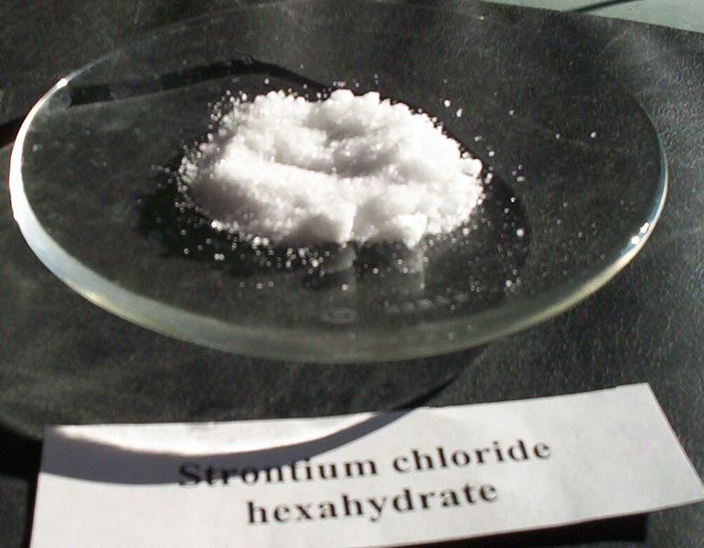 Soubor:Strontium chloride hexahydrate.jpg