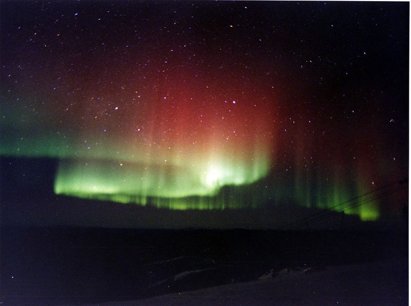 Soubor:Red and green aurora.jpg