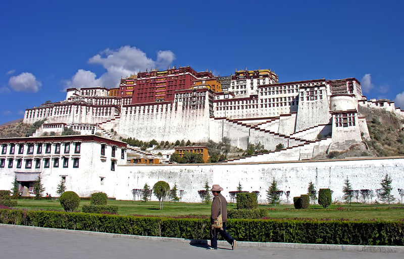 Soubor:Tibet-5483 - Potala Palace-DJFlickr.jpg