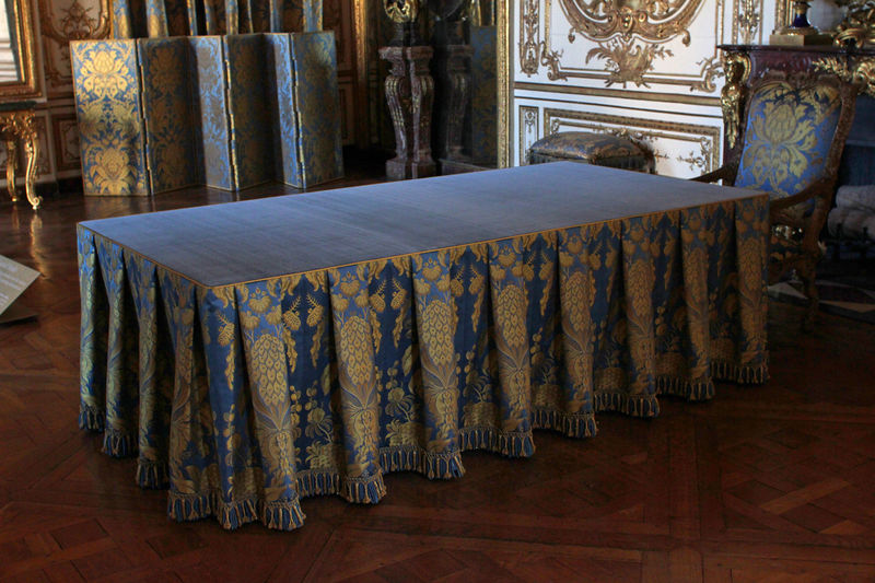 Soubor:Château de Versailles, cabinet du Conseil, table du conseil.jpg