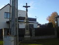 Kamenný kříž ve Lhotě.jpg