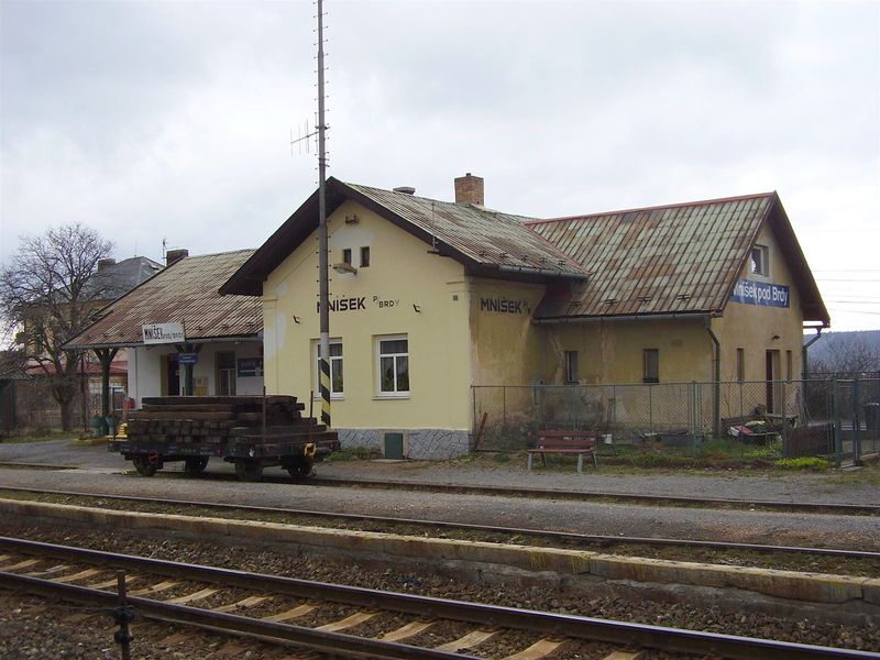 Soubor:Mnisek-zeleznicni stanice.jpg