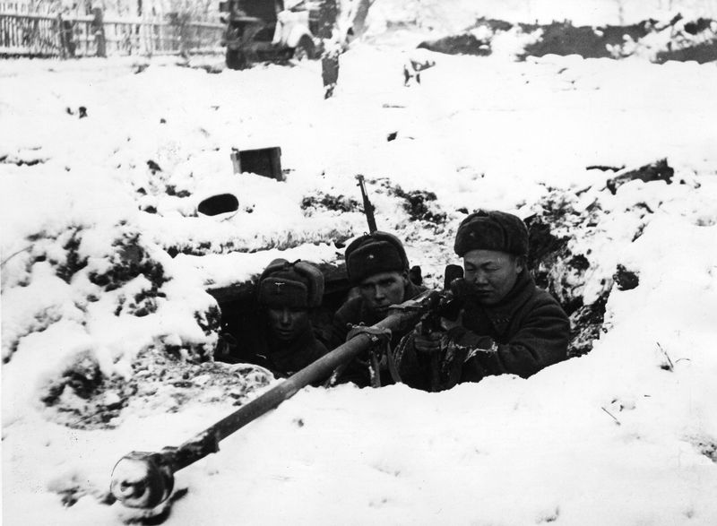Soubor:Soviet soldiers with PTRD-41 defending Moscow.jpg